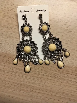 Pendientes flamenca sin estrenar beige