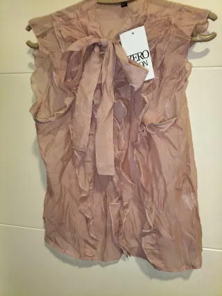 Blusa sin mangas con volantes y lazo