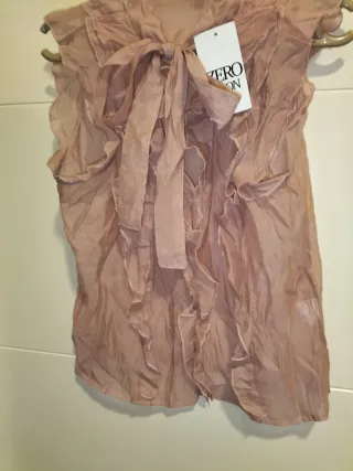 Blusa sin mangas con volantes y lazo