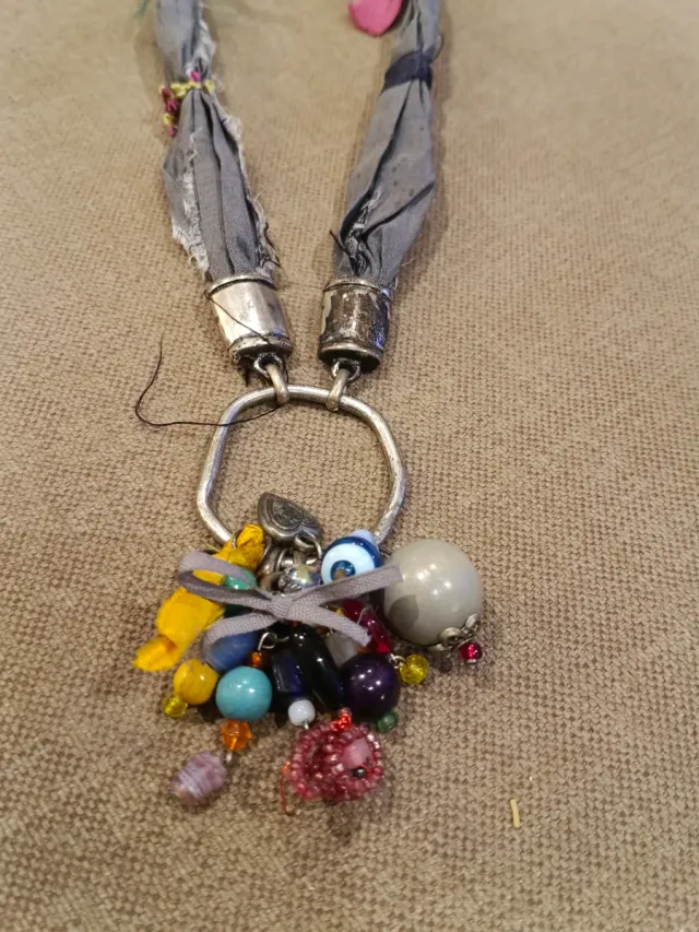 Collar largo gris con abalorios