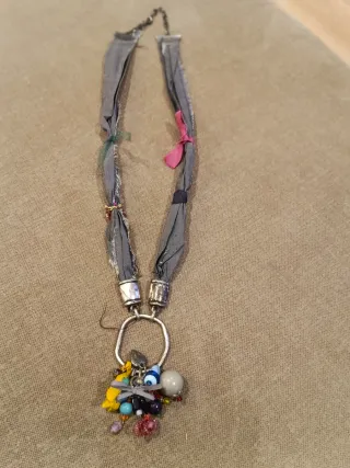 Collar largo gris con abalorios
