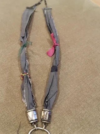 Collar largo gris con abalorios