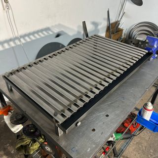 Griglia 90x50 cm in V con grassoiera per barbecue