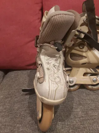 Patines en línea color beige