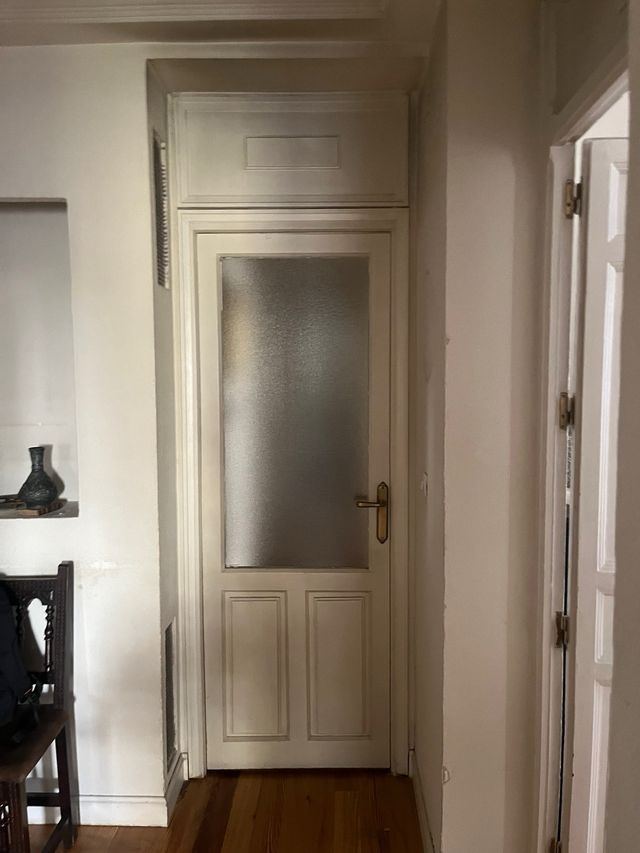Puerta modernista con cristal