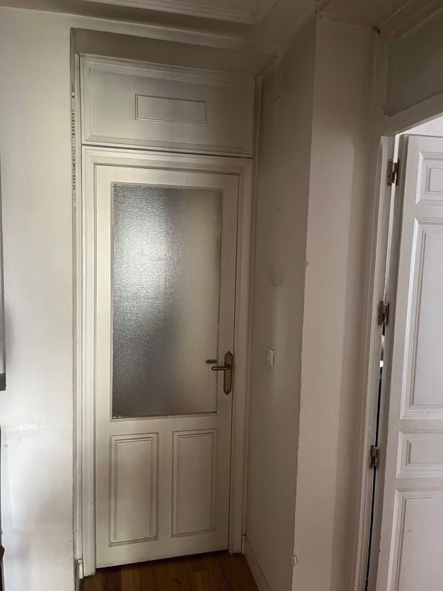 Puerta modernista con cristal