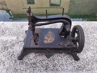 Máquina de coser antigua de metal