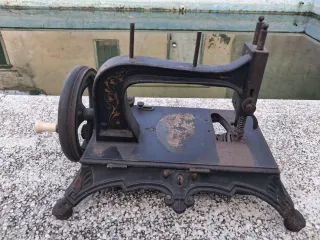 Máquina de coser antigua de metal