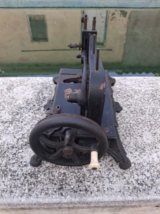 Máquina de coser antigua de metal