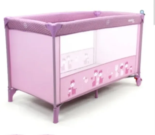 Cuna de viaje rosa con estampado