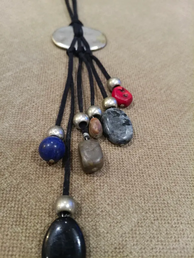 Collar largo con colgantes de piedras