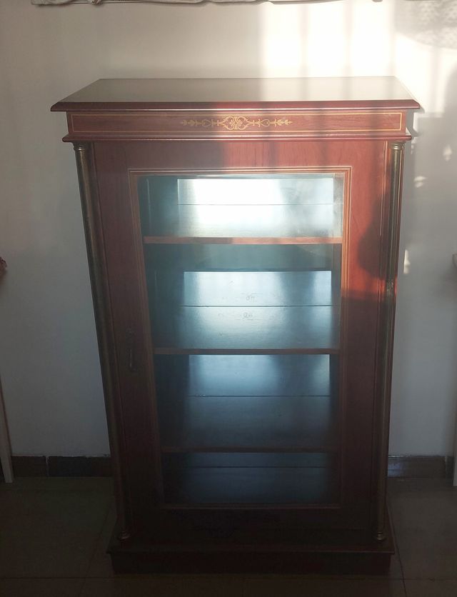 Vitrina de madera con detalles dorados