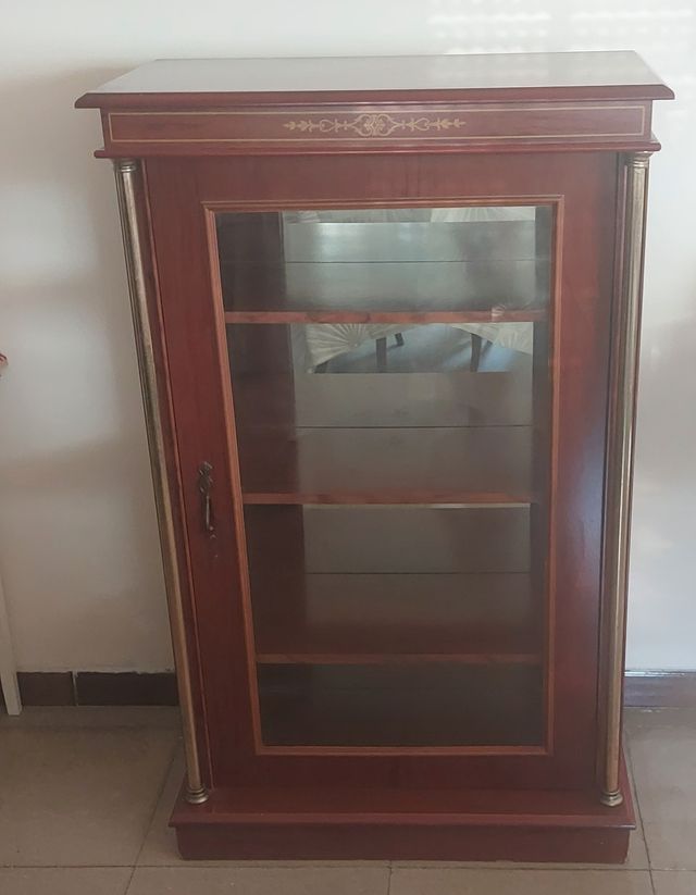 Vitrina de madera con detalles dorados