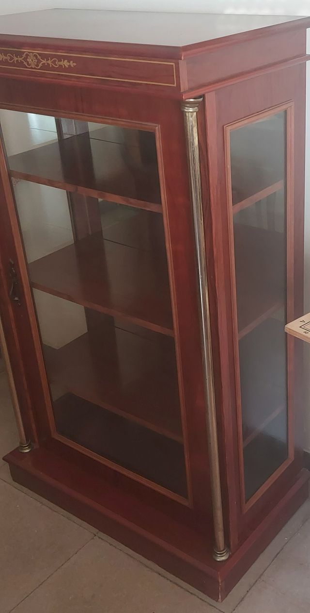 Vitrina de madera con detalles dorados