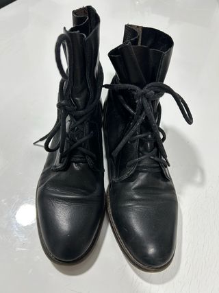 Botines negros con cordones