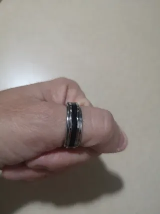 Anillo de hombre negro y plateado