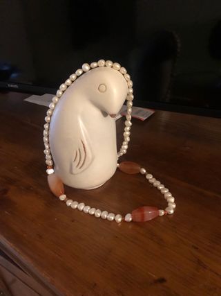 Collana perle e soprammobile uccello