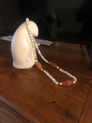 Collana perle e soprammobile uccello