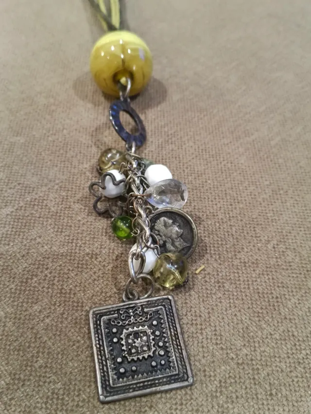 Collar largo con colgantes
