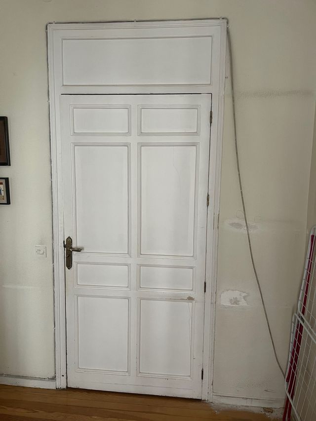 Puerta blanca estilo modernista