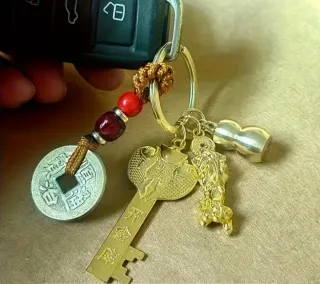 Llavero de la suerte con monedas y calabaza