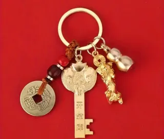 Llavero de la suerte con monedas y calabaza