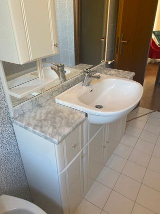 Mobile bagno con lavandino in marmo
