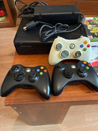 Xbox 360 con 3 mandos y 14 juegos