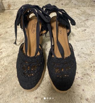 Cuñas negras Just Me con lazos