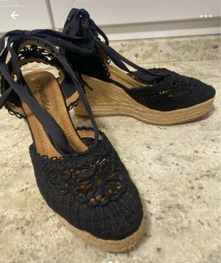 Cuñas negras Just Me con lazos