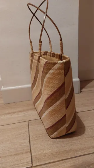 Bolso de mano de rayas beige y marrón