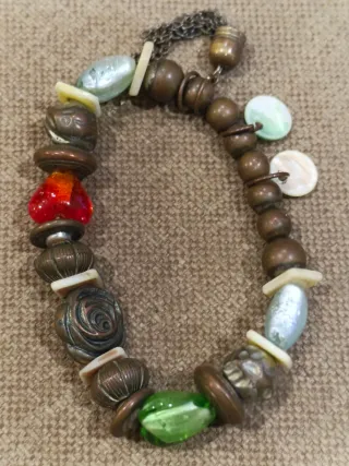 Pulsera elástica multicolor con abalorios