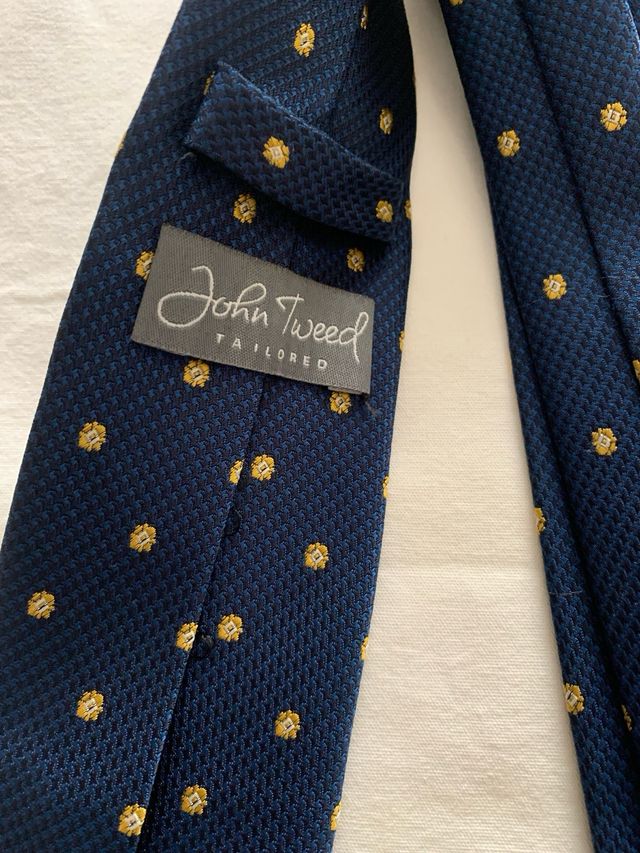 Corbata John Tweed azul con topos dorados
