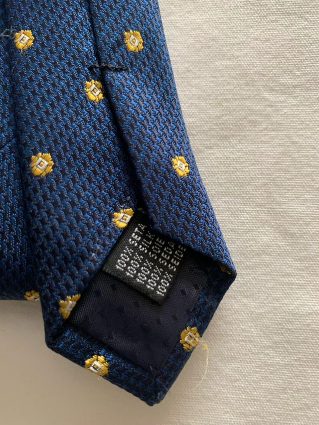 Corbata John Tweed azul con topos dorados