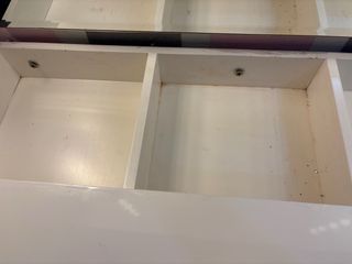 Tocador de maquillaje pared blanco