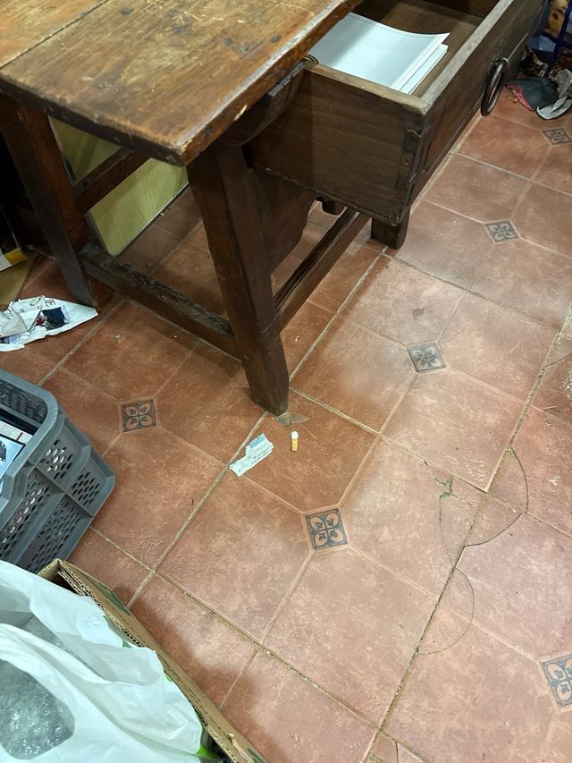 Antigua mesa tocinera de madera