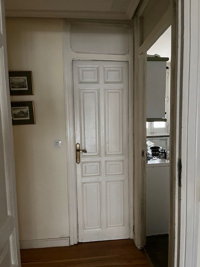 Puerta blanca estilo modernista