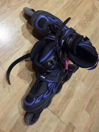 Patines en línea negros y morados