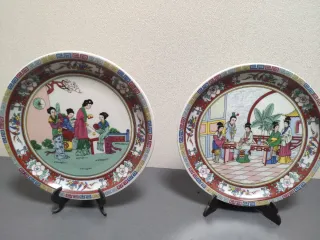 Antichi piatti giapponesi con motivo di Geisha