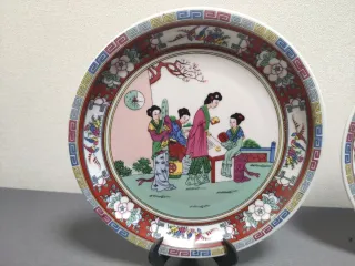 Antichi piatti giapponesi con motivo di Geisha