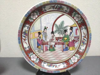 Antichi piatti giapponesi con motivo di Geisha