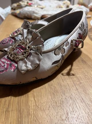 Zapatos de fallera con lazo y hebilla
