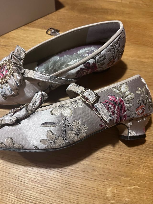 Zapatos de fallera con lazo y hebilla