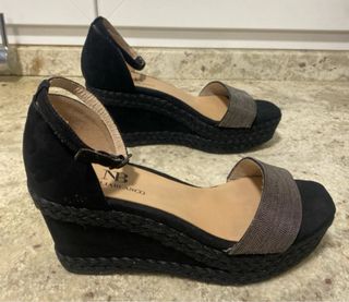 Sandalias cuña Natalia Blanco negras