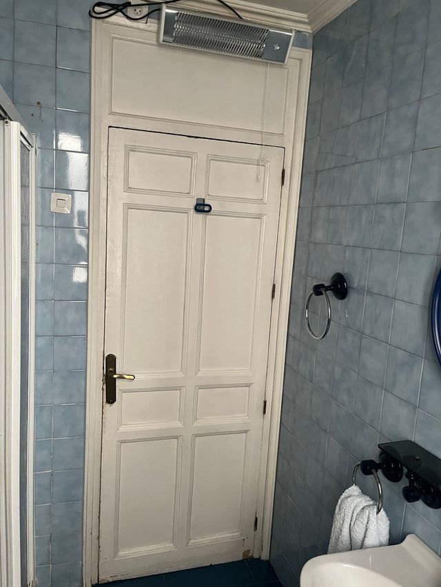 Puerta blanca estilo modernista