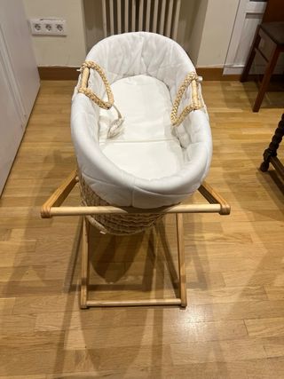 Moisés de mimbre con soporte de madera