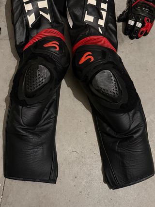 Mono de Cuero Perforado 1 Pieza