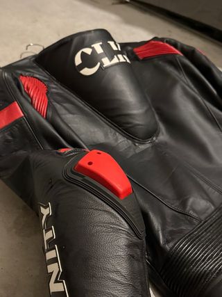 Mono de Cuero Perforado 1 Pieza