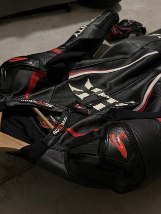 Mono de Cuero Perforado 1 Pieza