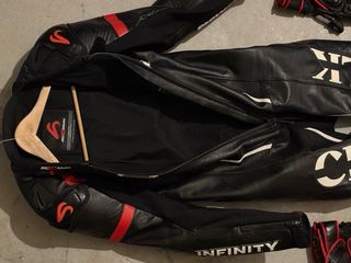 Mono de Cuero Perforado 1 Pieza